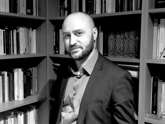 José Antonio Llera en un rincón de su biblioteca